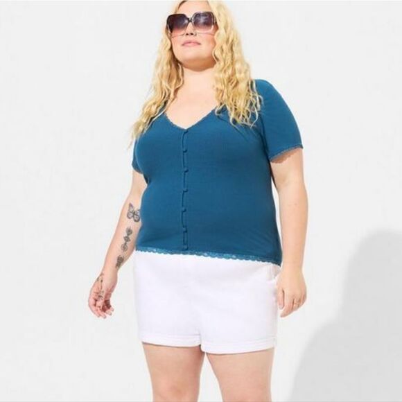 Torrid Fitted Supersoft Rib V-Neck Lace Trim Button Crop Tee New - Picture 1 of 4